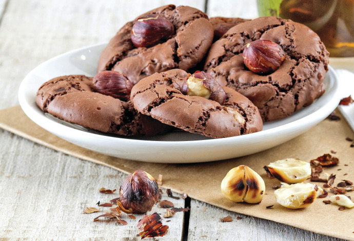 עוגיות שוקולד ואגוזי לוז (צילום: פסקל פרץ-רובין)