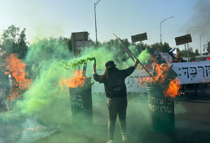 חביות עם הכיתוב "ביעור שחיתות" (צילום:  מטה המשפחות)