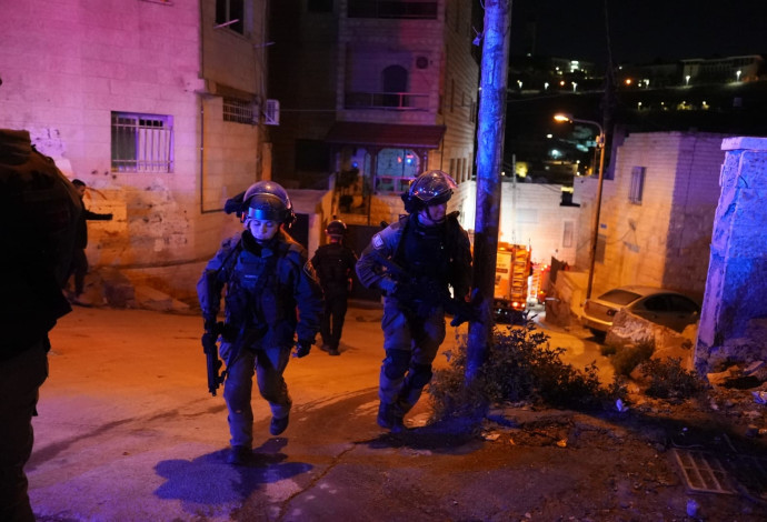 פעילות שוטרי מחוז ירושלים ולוחמי מג"ב ירושלים, בשכונת עיסאוויה (צילום:  דוברות המשטרה)