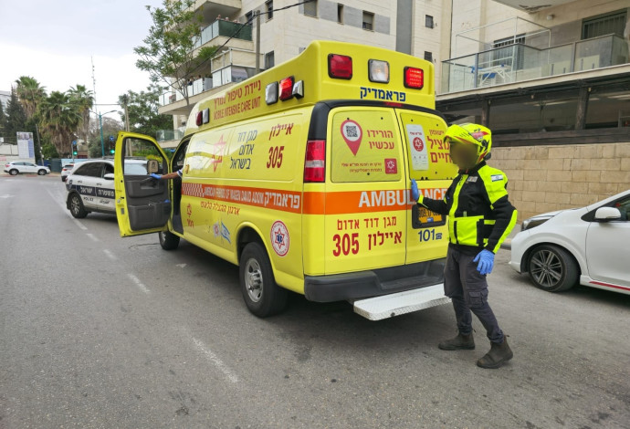 זירת פיגוע הדקירה ברמלה (צילום:  דוברות מד"א)