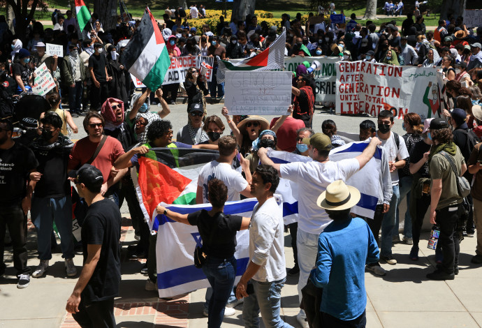 עימותים בין מפגינים בקמפוס UCLA (צילום:  רויטרס)