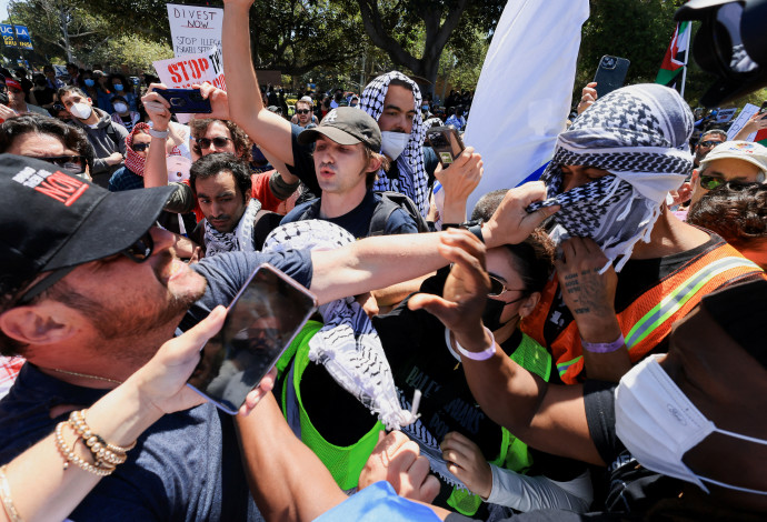עימותים אלימים בין מפגינים פרו-פלסטינים לפרו-ישראלים ב-UCLA (צילום:  REUTERS/David Swanson)