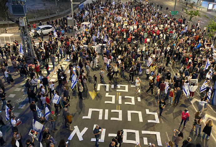 הפגנה לשחרור החטופים בשער הקריה (צילום:  אבשלום ששוני)