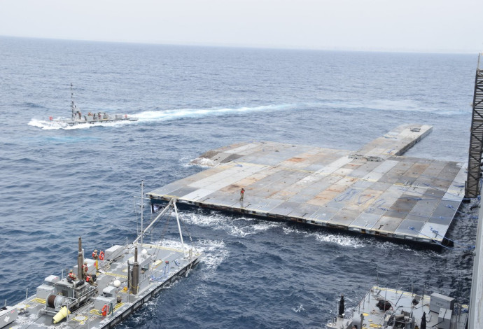 בניית המזח הימי מול חופי עזה (צילום:  פיקוד מרכז הצבא האמריקאי)