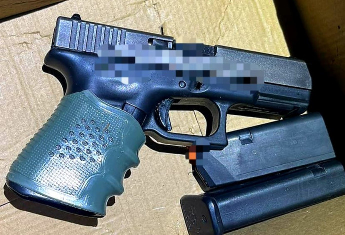 אקדח גלוק טעון 9 מ"מ (צילום:  דוברות המשטרה)