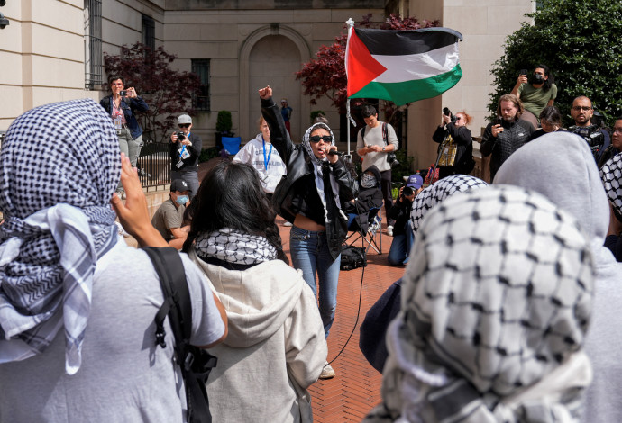 מפגינים פרו-פלסטינים בקמפוס אוניברסיטת קולומביה (צילום:  Mary Altaffer/Pool via REUTERS)