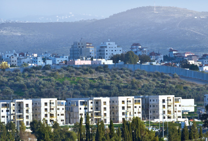 בת חפר על רקע טול כרם (צילום:   שחר יערי פלאש 90)