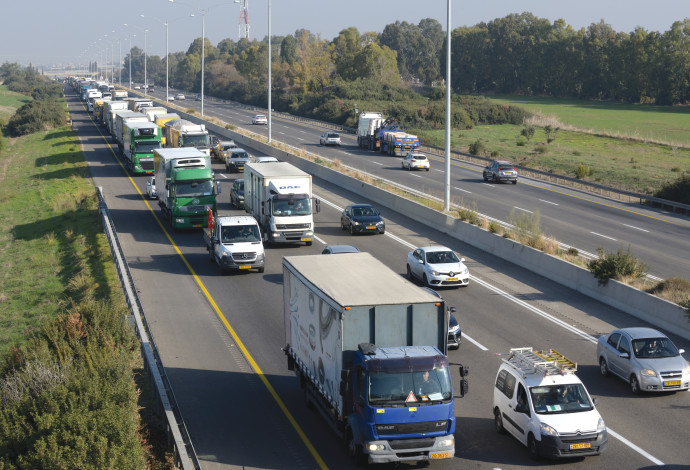 כביש 6 ליד מחלף ניצני עוז (צילום:  גילי יערי, פלאש 90)