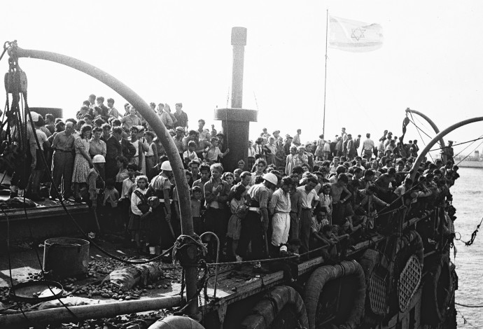 אוניית המעפילים אקסודוס, טרם גירושה מנמל חיפה בידי שלטונות המנדט (צילום:  הנס פין, לע"מ)