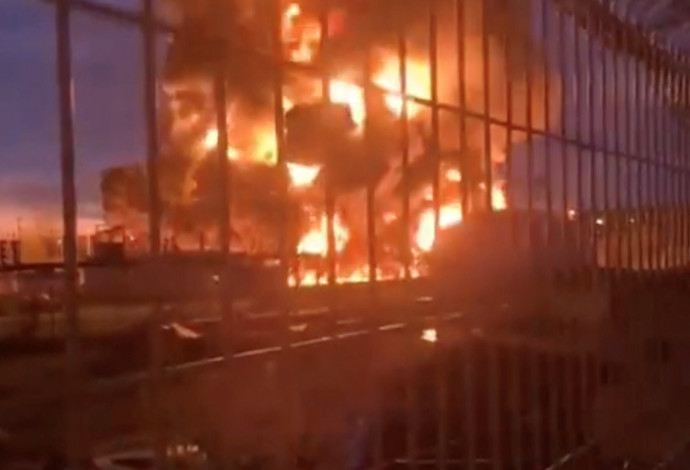 שריפה במפעל זיקוק בירצבו, רוסיה, לאחר תקיפה אוקראינית (צילום:  רויטרס)