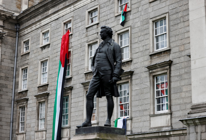 דגלי פלסטין שנתלו בקמפוס מכללת טריניטי בדאבלין, אירלנד (צילום:  רויטרס)