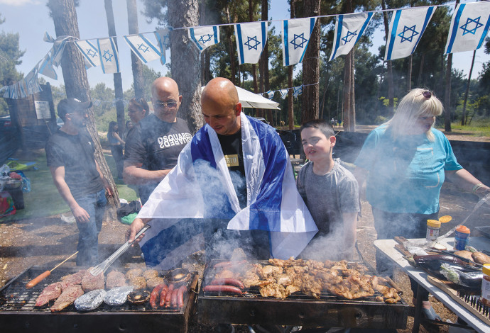 ישראלים עושים "על האש" ביום העצמאות (צילום:  איל מרגולין, פלאש 90)