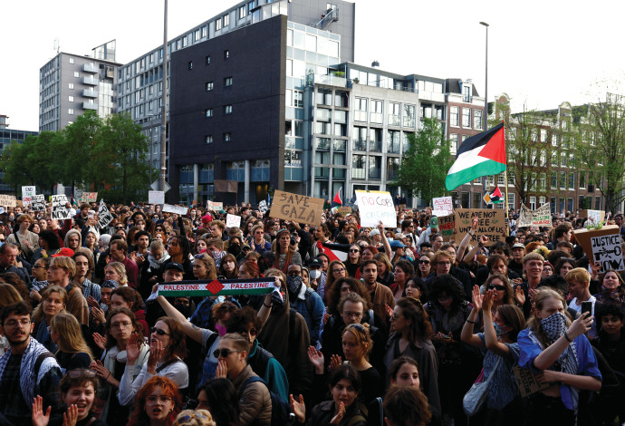 הפגנה פרו פלסטינית באמסטרדם (צילום:  רויטרס)