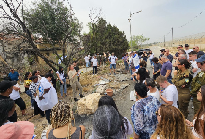 טקס הזיכרון לנופלי קיבוץ בארי (צילום:  דוברות בארי)