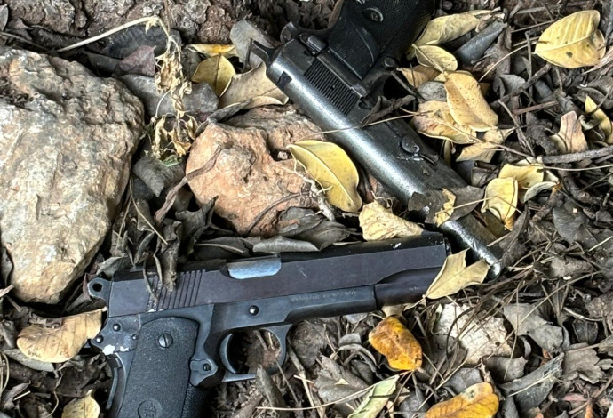 שני האקדחים שנמצאו (צילום:  דוברות המשטרה)