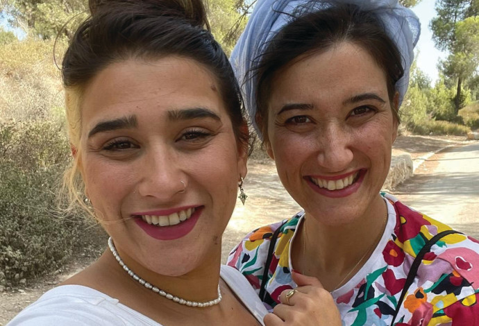 מאור שקד (מימין) עם אחותה, נוי זעפרני ז"ל (צילום:  פרטי)