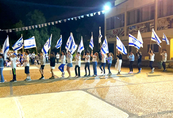 טקס המעבר בין יום הזיכרון לערב יום העצמאות בקיבוץ שדה יואב (צילום:  יח"צ)