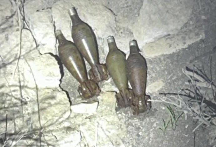 פצצות המרגמה שנמצאו במהלך חיפוש המשטרה בטירה (צילום:  דוברות המשטרה)