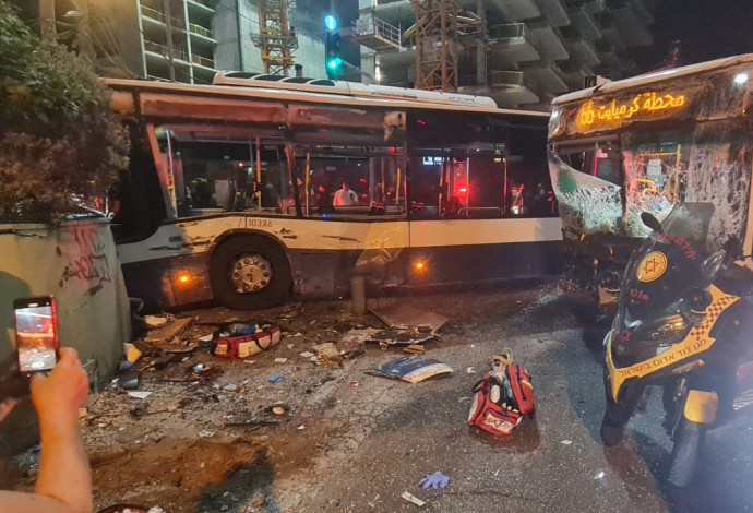 תאונת דרכים קשה בתל אביב  (צילום:  דוברות מד"א)