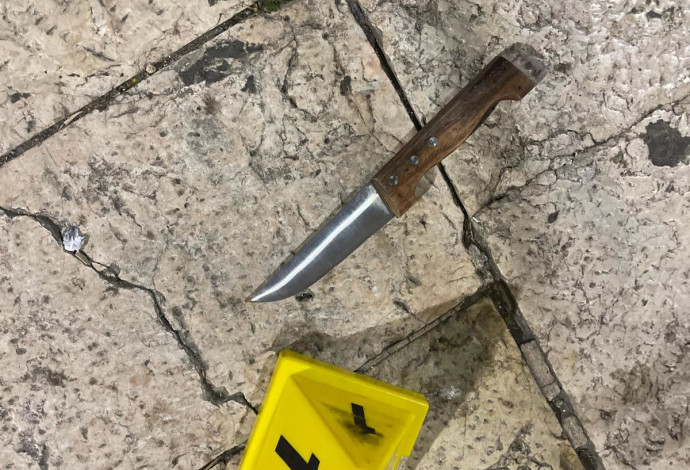 הסכין שבה השתמש המחבל בפיגוע שסוכל בירושלים (צילום:  דוברות המשטרה)
