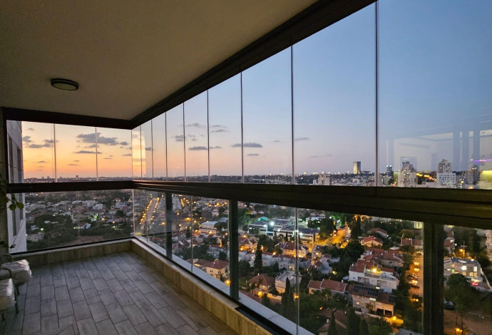 מערכות זכוכית מתקפלת – הדרך החכמה לסגירת פרגולות ומרפסות (צילום:  יח"צ)