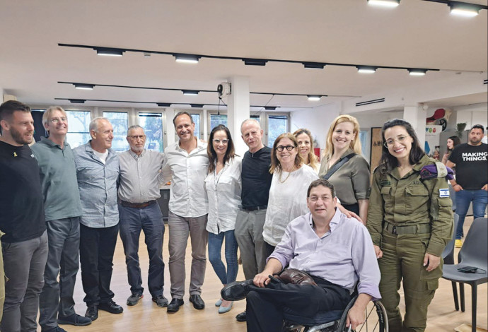 משתתפי אירוע השקת מיזם 'חוזרים לעצמאות'  (צילום:  באדיבות TOM)