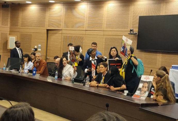 משפחות החטופים בוועדת החוקה שהופסקה (צילום:  מתן וסרמן)