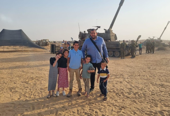 ילדי מושב בני נצרים בביקור בסוללת התותחנים (צילום:  ללא)