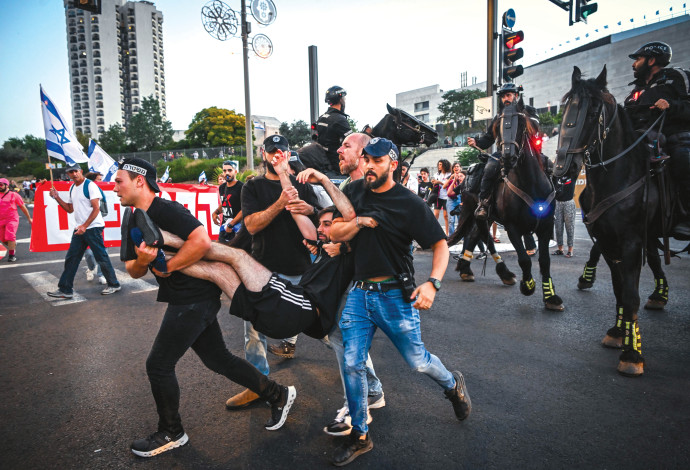 מעצר מפגין השבוע בירושלים (צילום:  אריה לייב אברמס, פלאש 90)