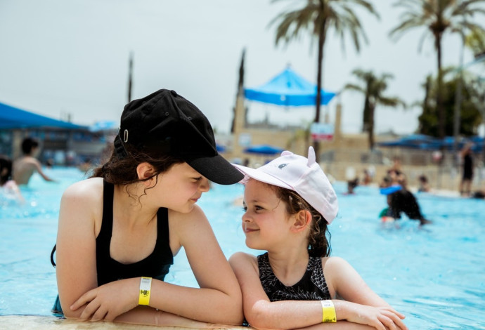 ילדות חובשות כובע בבריכה בפארק המים "ימית 2000" (צילום:  סנאפ מרכז חברתי לצילום)