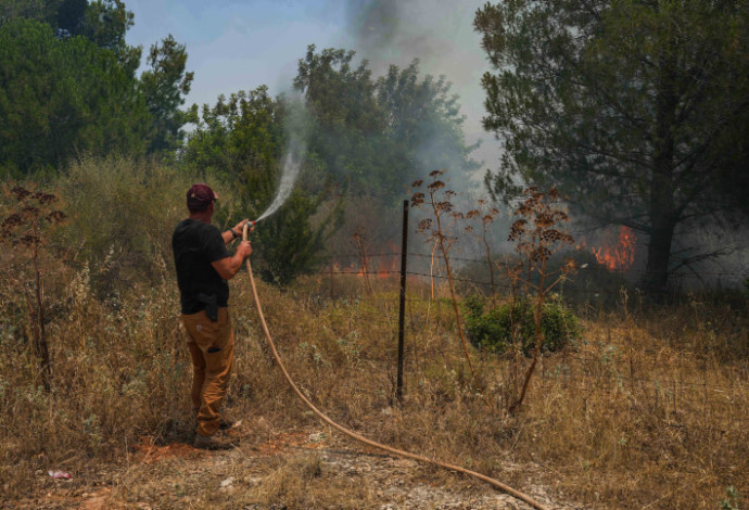 שריפה שפרצה בעקבות פגיעת רקטה בגליל העליון (צילום:  אייל מרגולין, פלאש 90)