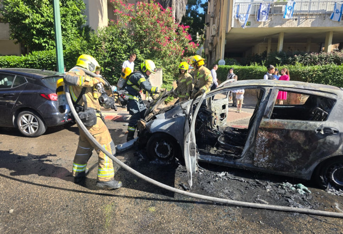 הרכב שעלה באש בפתח תקווה (צילום:  אלן מלכה)