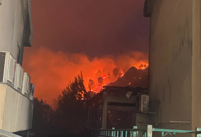 שריפה בקריית שמונה (צילום:  דוברות כבאות והצלה לישראל מחוז צפון)