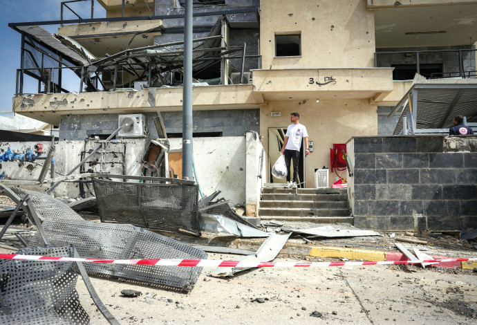 בניין בקרית שמונה שנפגע מרקטת חיזבאללה (צילום:  איל מרגולין, פלאש 90)