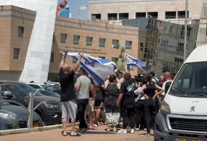 חגיגות ספונטניות מול בית החולים שיבא לאחר שחרור החטופים (צילום:  ד"ר איתי גל)