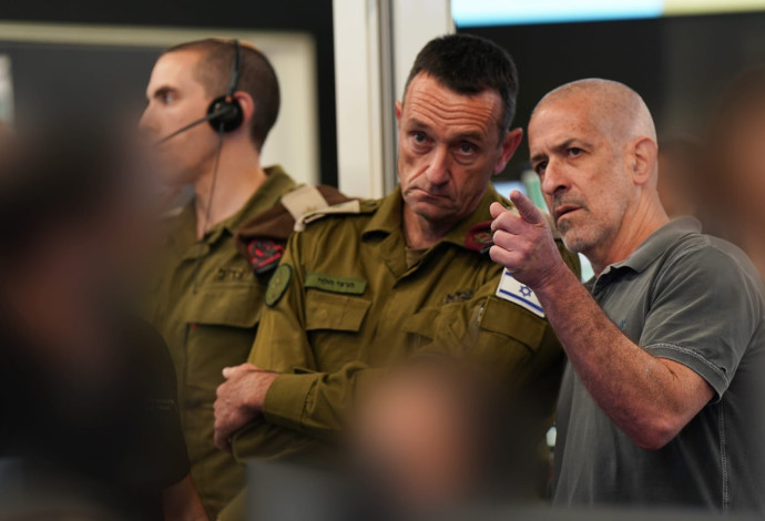 הרצי הלוי ורונן בר במהלך מבצע החילוץ  (צילום:  תקשורת שב״כ)