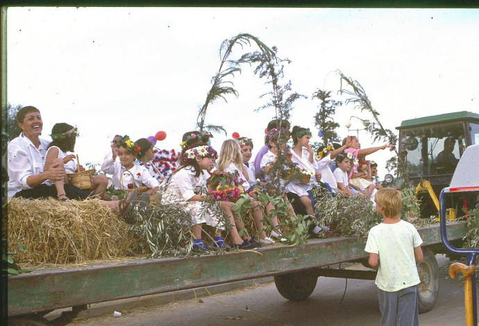 חגיגות שבועות בקיבוץ בארי 1985 (צילום:  ארכיון קיבוץ בארי)