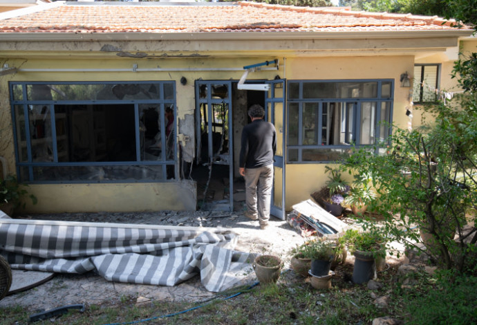 בית שספג פגיעה ישירה בקיבוץ מלכיה (צילום:  איל מרגולין, פלאש 90)