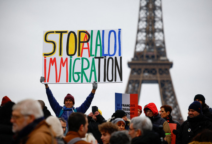 הפגנה נגד הגירה בצרפת (צילום:  רויטרס)