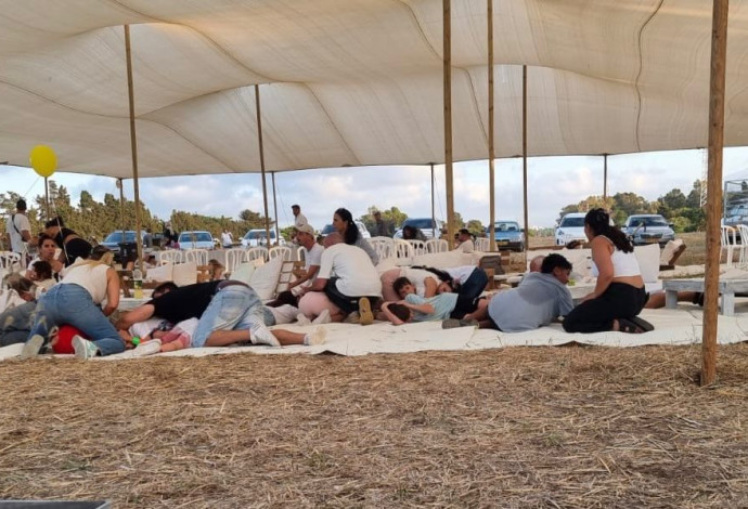 ילדי מושב בצת. אזעקה בזמן הטקס (צילום:  רשתות חברתיות, שימוש לפי סעיף 27 א')