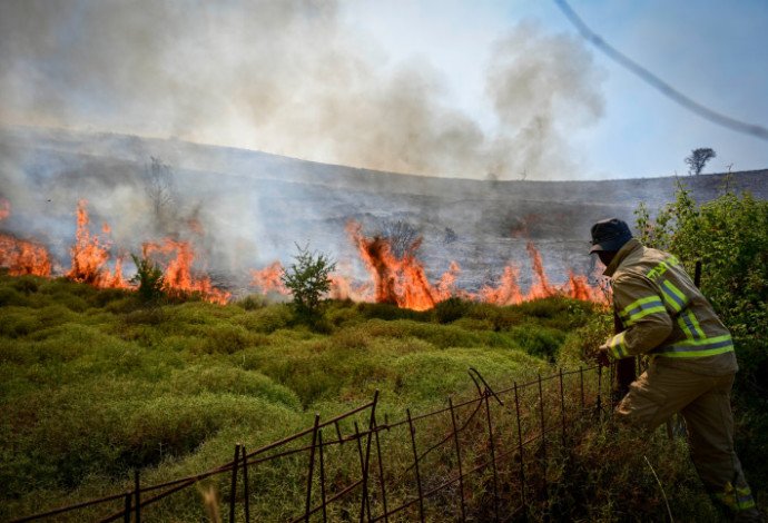 שריפה שפרצה סמוך לצפת בשל נפילת רקטה (צילום:  מיכאל גלעדי, פלאש 90)