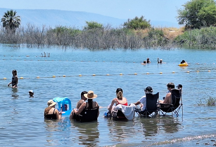 נופשים בחוף מפרץ אמנון בכנרת (צילום:  אושרי בן דור, איגוד ערים כנרת)