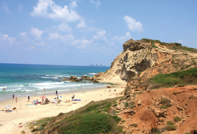 חוף ותל גדור (צילום:  יעקב שקולניק)