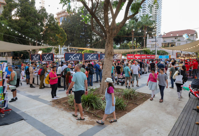 שבוע הספר בפארק שרונה (צילום:  רונן טופלברג,באדיבות עיריית תל אביב- יפו)