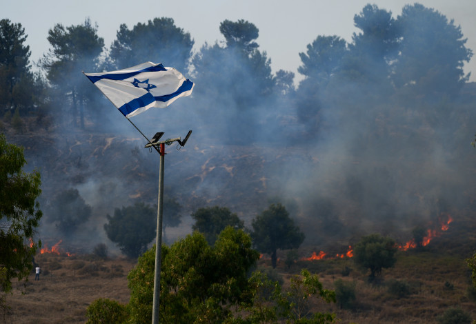 שריפות בעקבות ירי רקטי (צילום:  אייל מרגולין, פלאש 90)