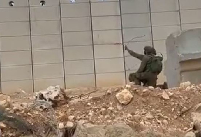 חייל תועד יורה חץ וקשת בוער בגבול לבנון  (צילום:  מסך)