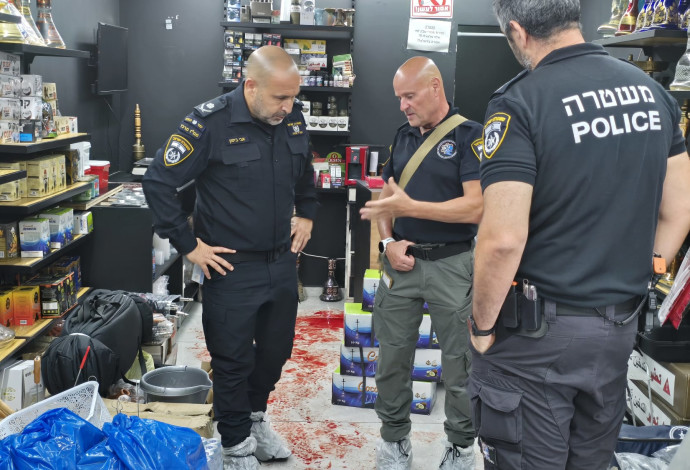 זירת רצח בחנות נרגילות בלוד (צילום:  דוברות המשטרה)