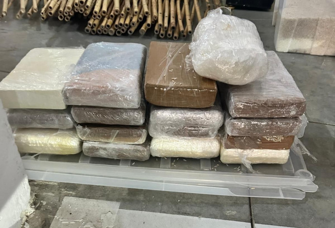 החומר שאותר על ידי המשטרה הנחשד כקוקאין (צילום:  דוברות המשטרה)