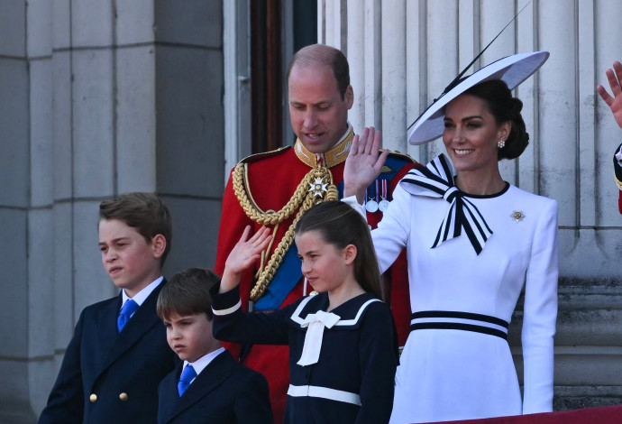 וויליאם וקייט יחד עם ילדיהם (צילום:  JUSTIN TALLIS/AFP via Getty Images)