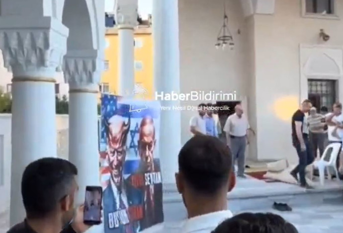 מתפללים בטורקיה זורקים אבנים על תמונותיהם של ביידן ונתניהו (צילום:  רשתות חברתיות, שימוש לפי סעיף 27 א')